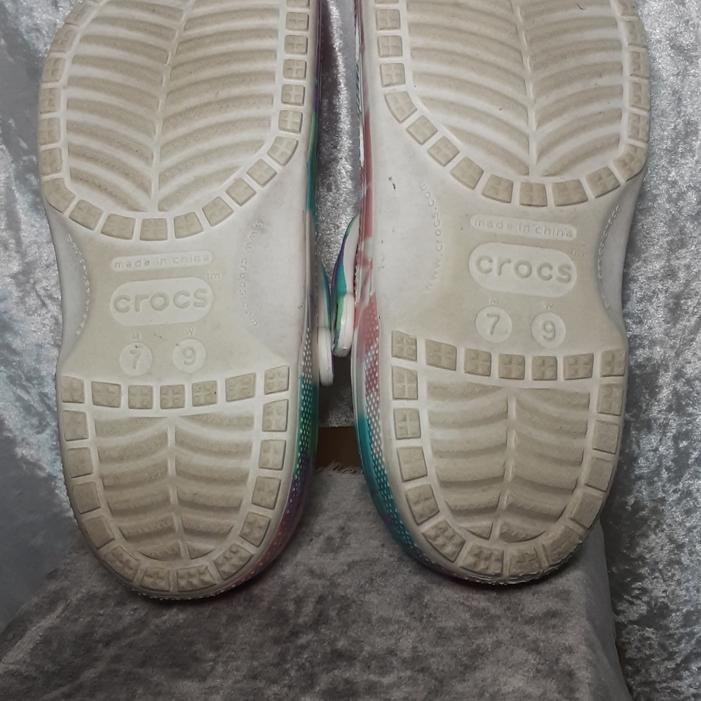 Crocs  Multi Color Woman's Size 9 Men's Size 7 - Picture 11 of 12